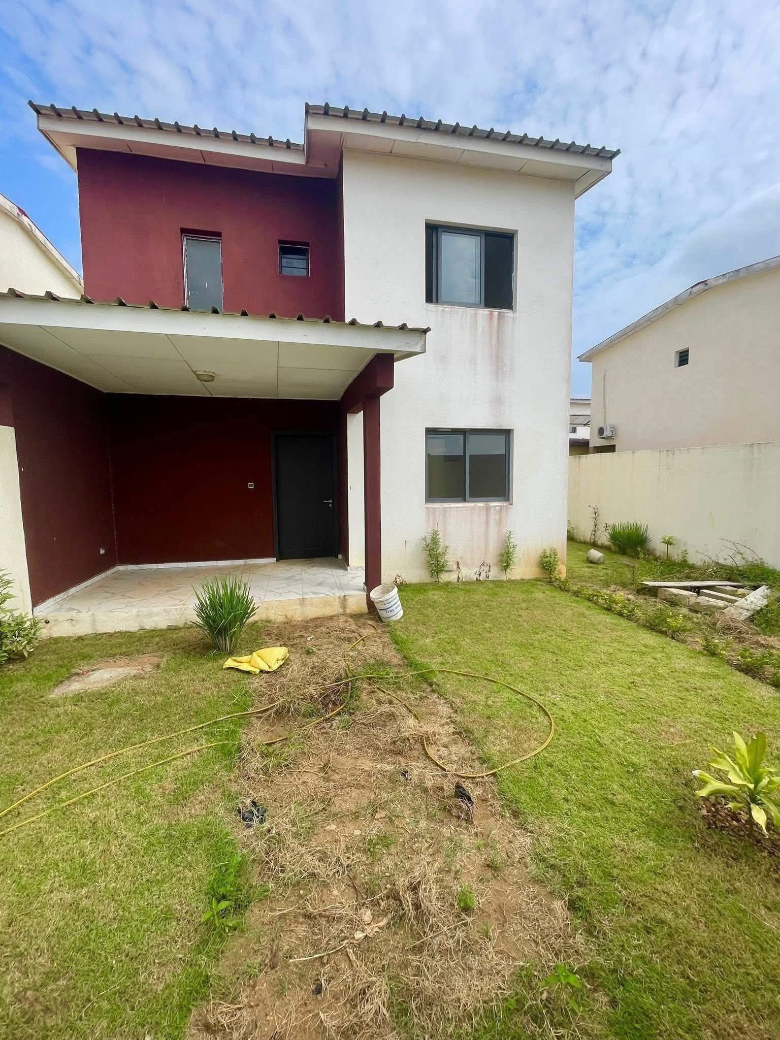 VILLA DUPLEX DE (04) PIÈCES BON STANDING