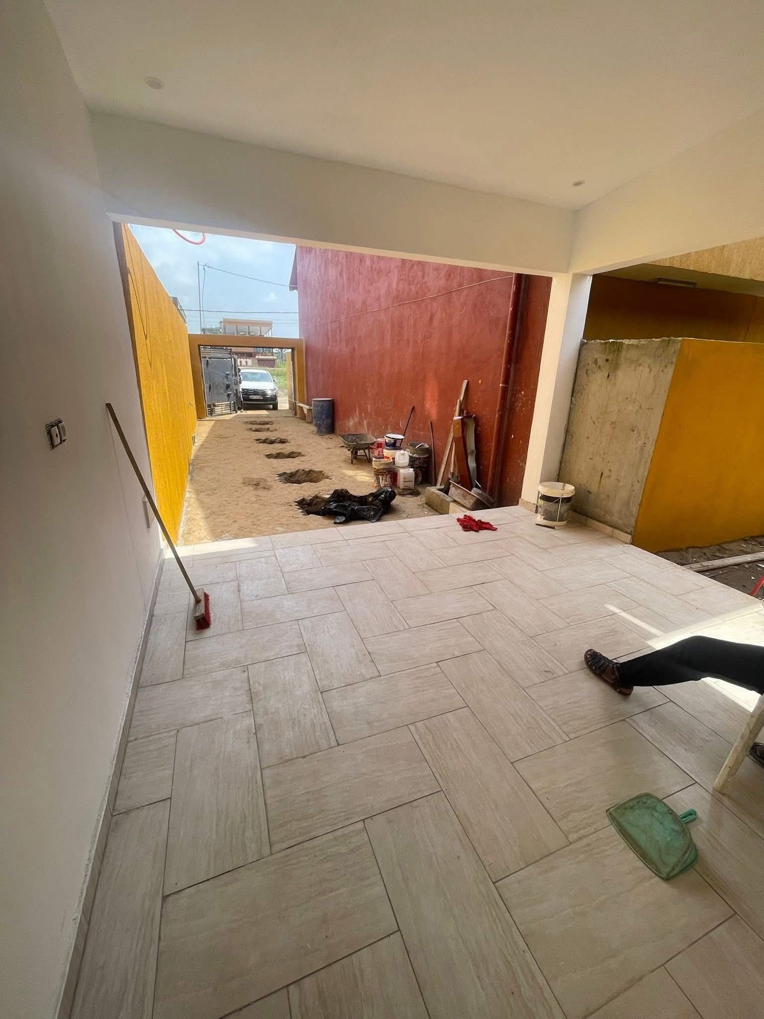 VILLA BASSE DE (04) PIÈCES AVEC UNE DÉPENDANCE HAUT STANDING