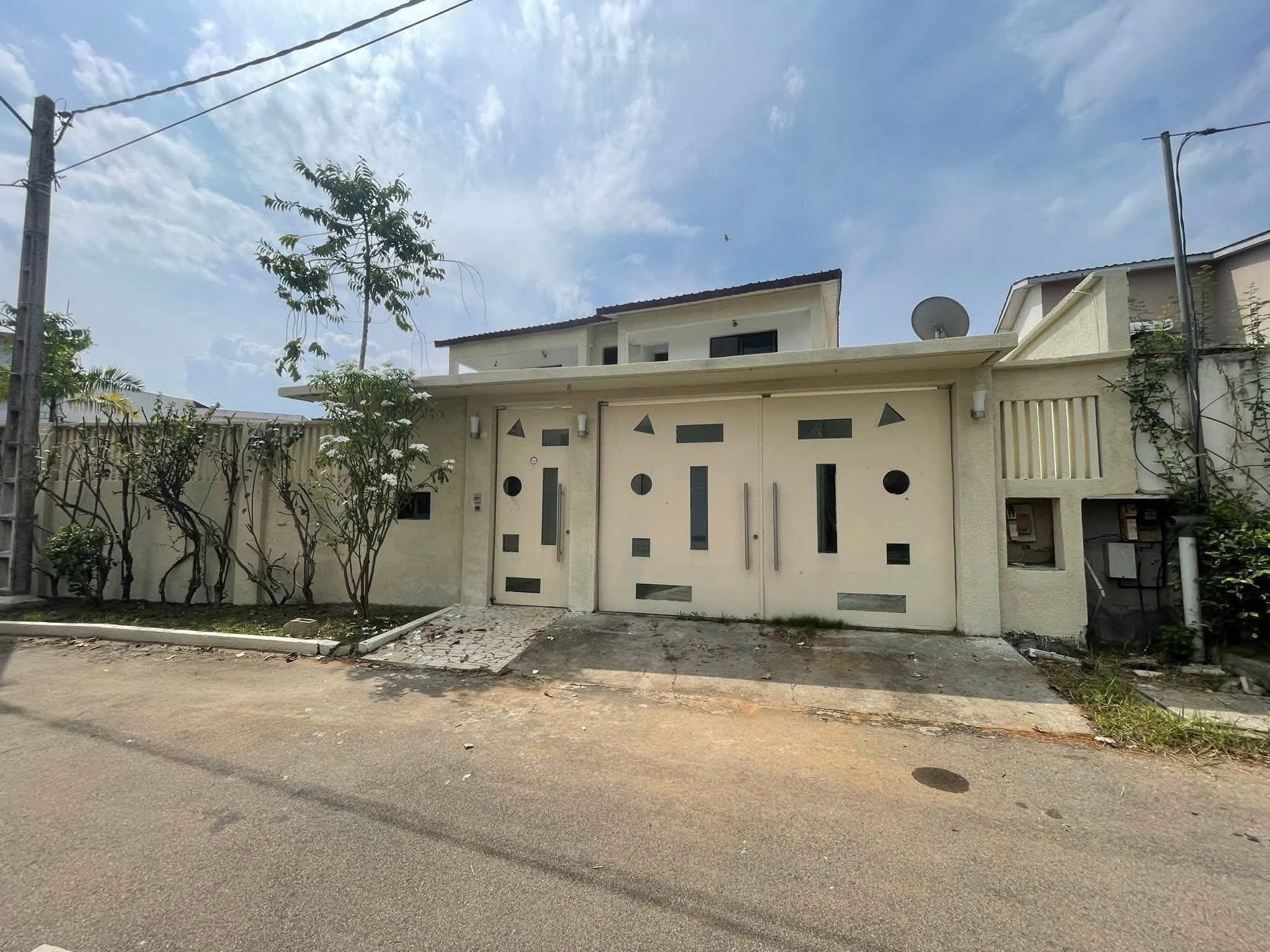 VILLA DUPLEX DE (06) PIÈCES HAUT STANDING EN VENTE