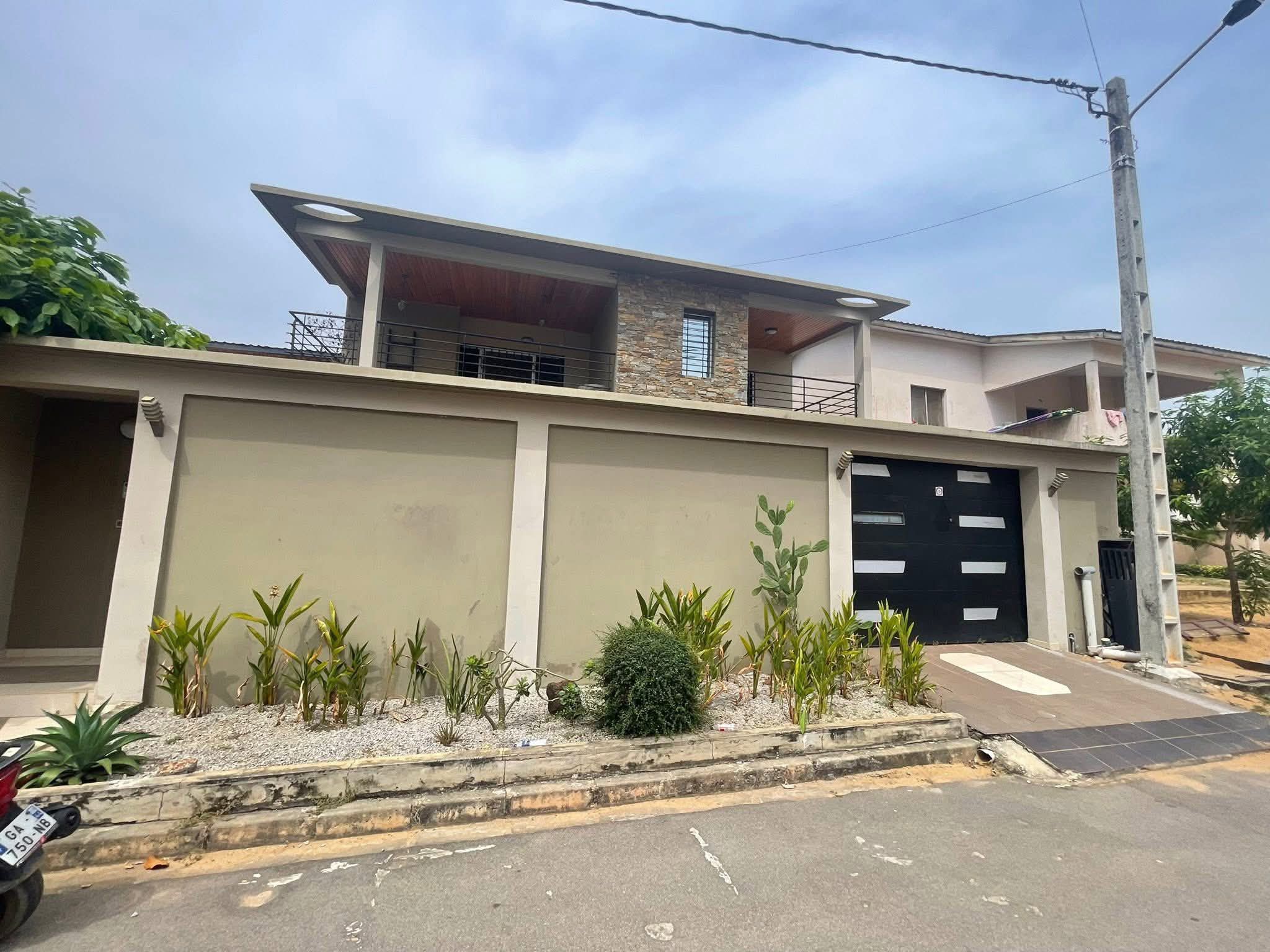 VILLA DUPLEX DE (6) HAUT STANDING COMPOSÉ DE STANDING À LOUER