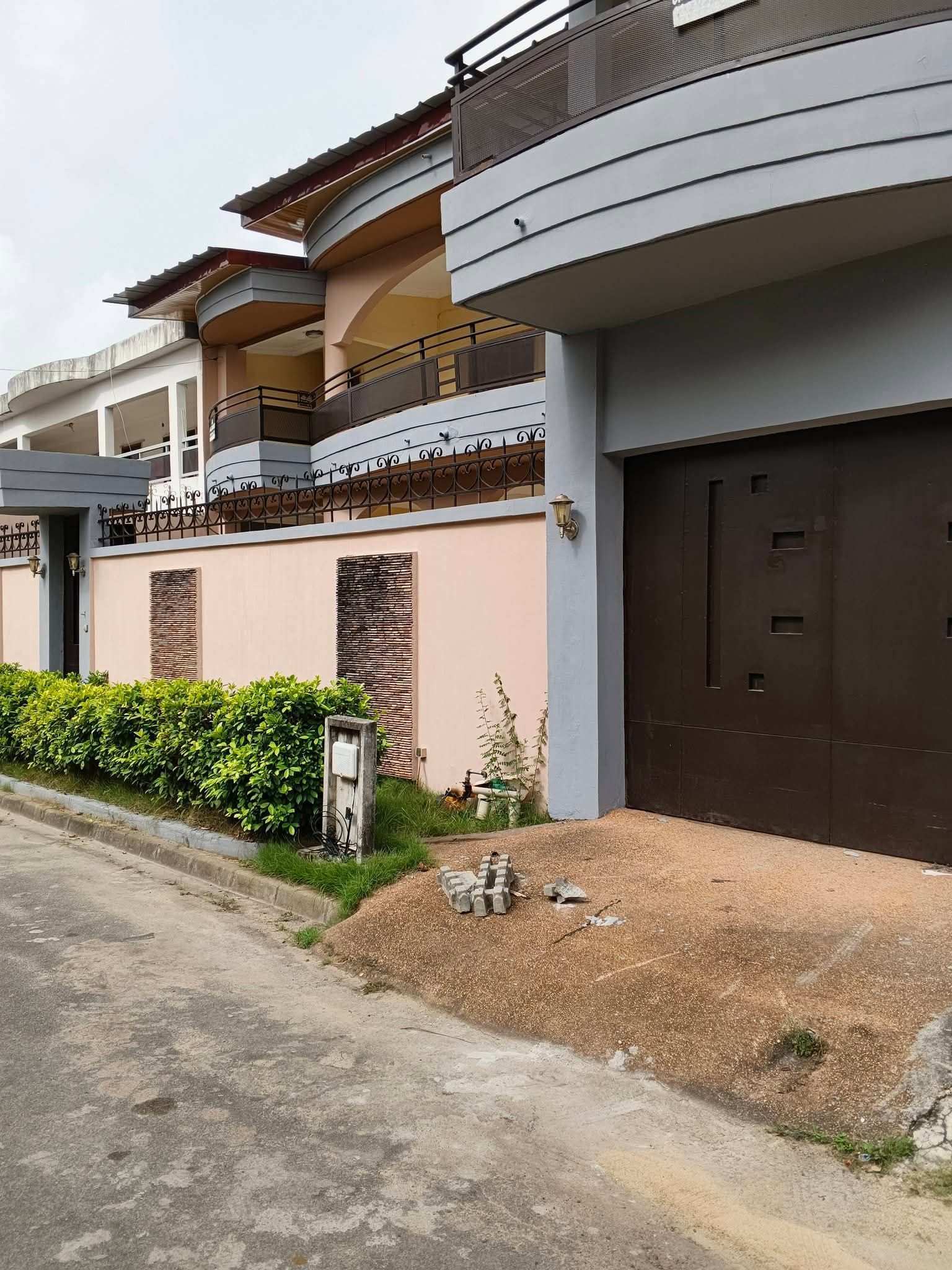 Villa duplex de 07 pièces à louer