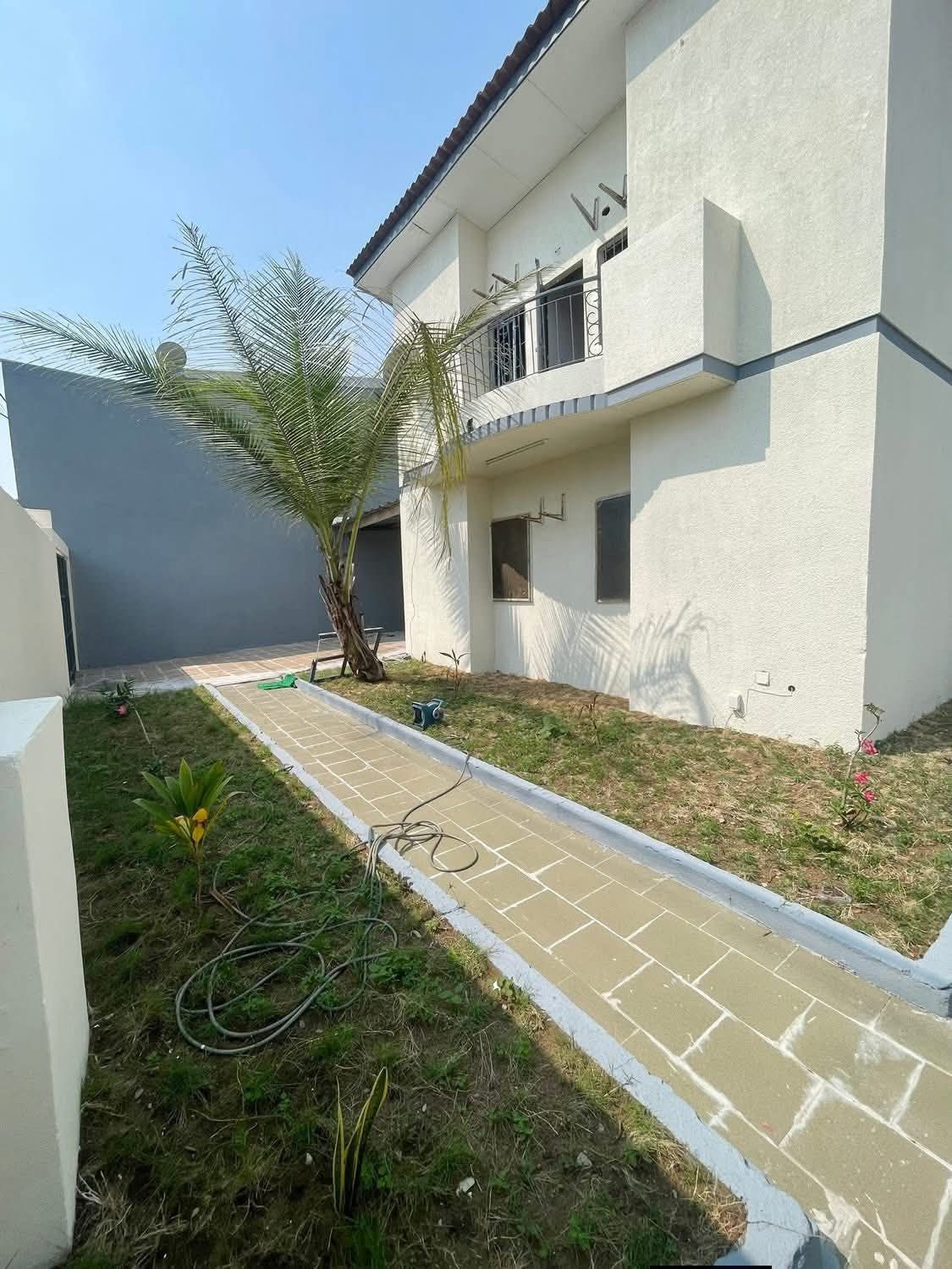 VILLA DUPLEX DE (4) PIÈCES À LOUER