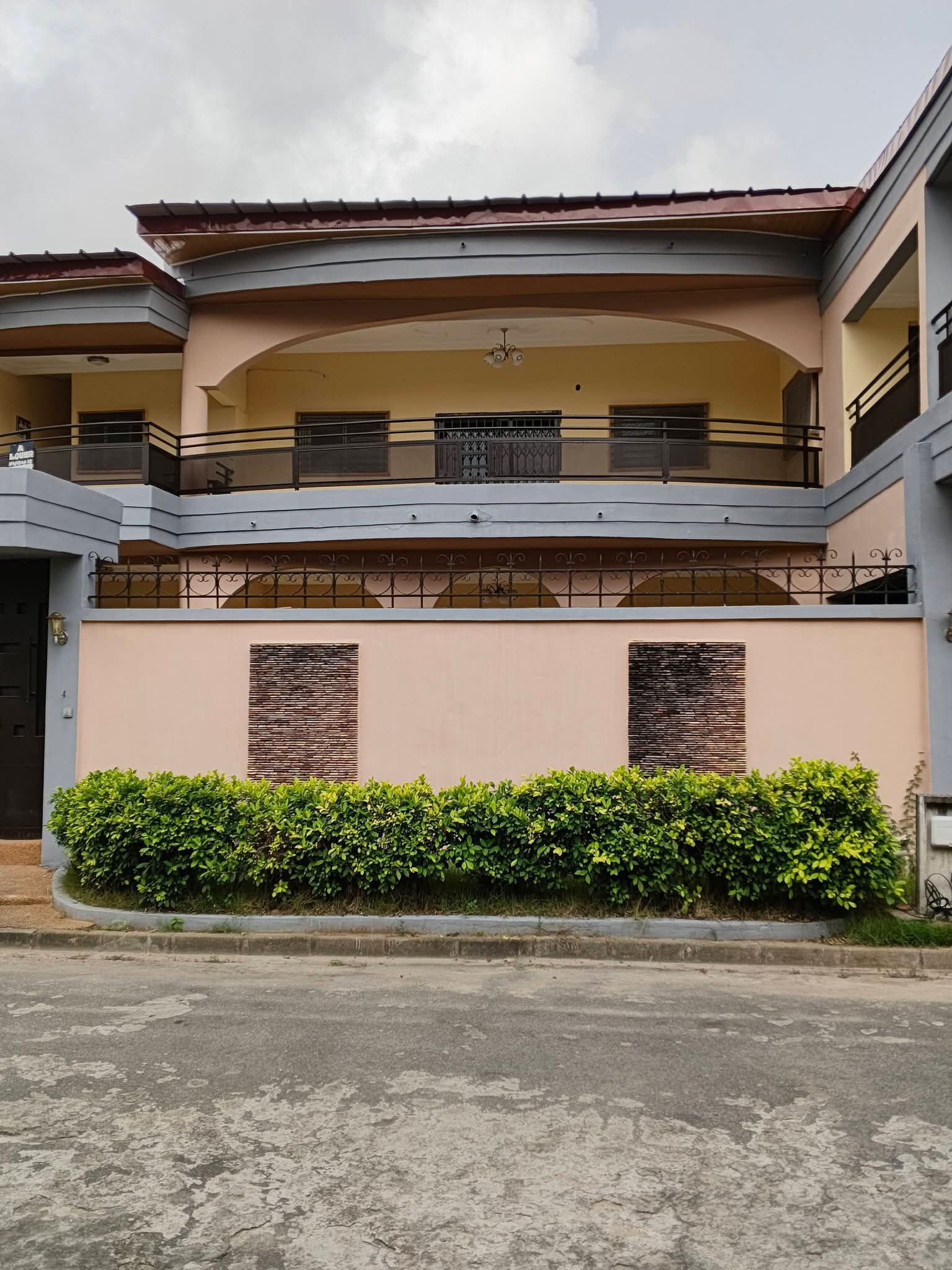 DUPLEX DE (4) PIÈCES À LOUER