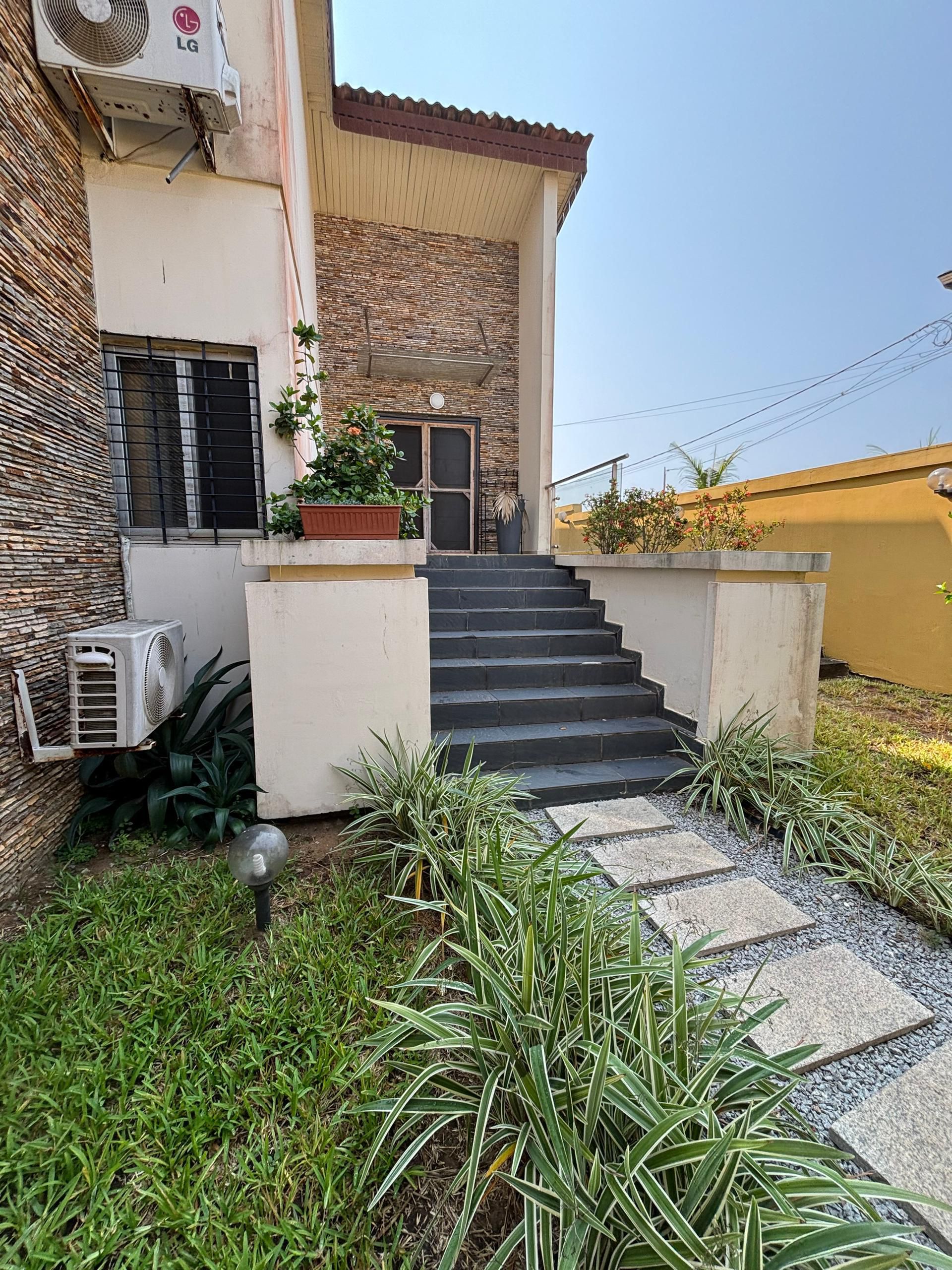 Très belle Villa duplex moderne de 7 pièces à louer