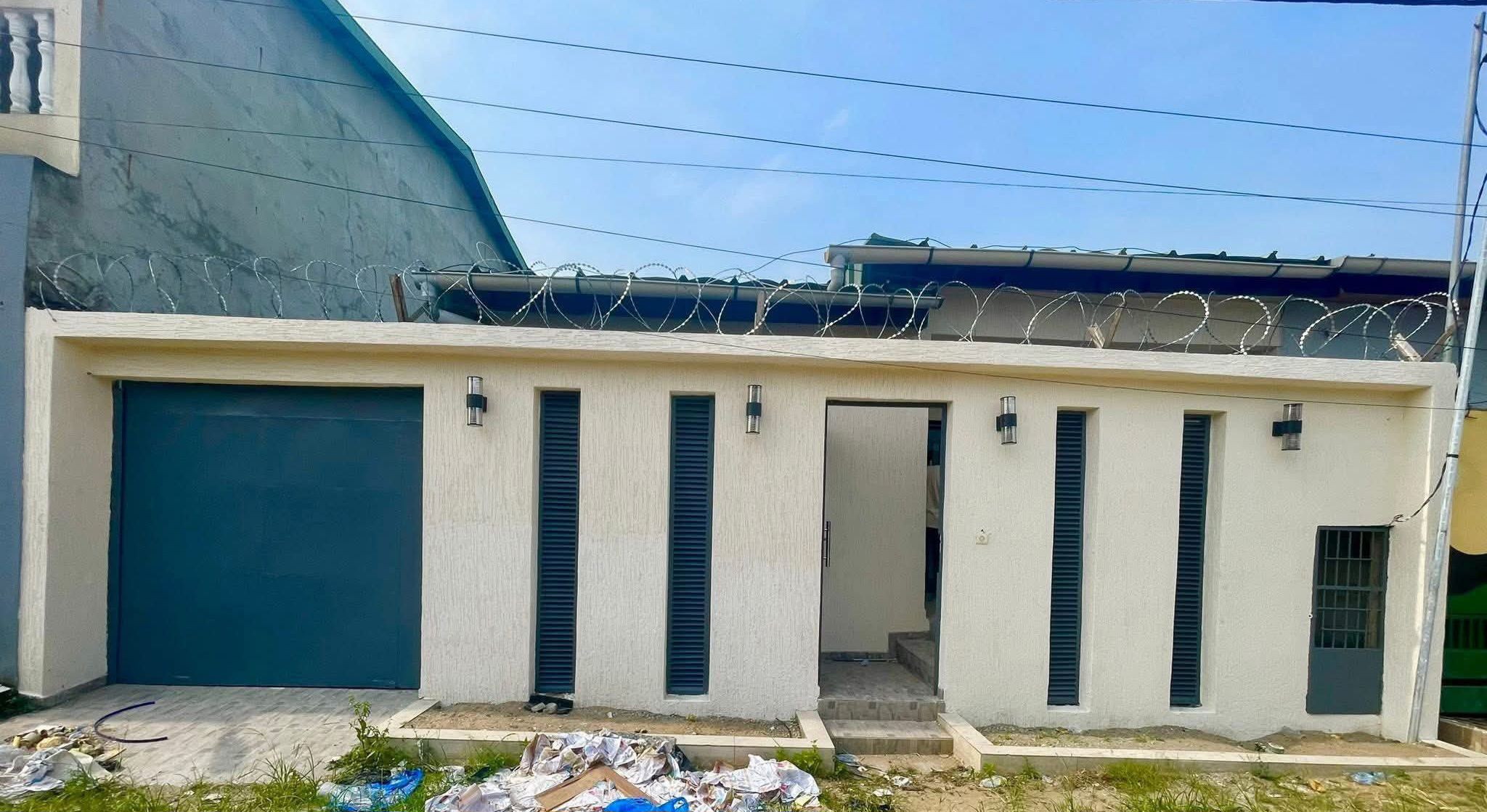 VILLA BASSE DE (4) PIÈCES BON STANDING AVEC GARAGE EN VENTE