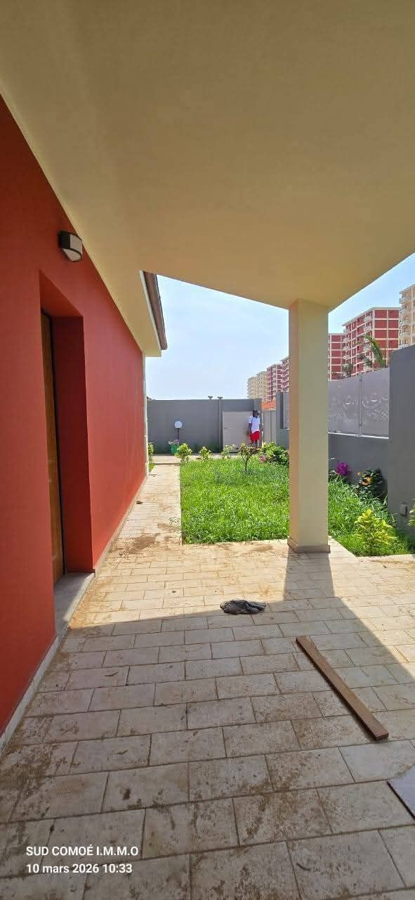 VILLA BASSE DE 4 PIÈCES BON STANDING AVEC DÉPENDANCE À LOUER