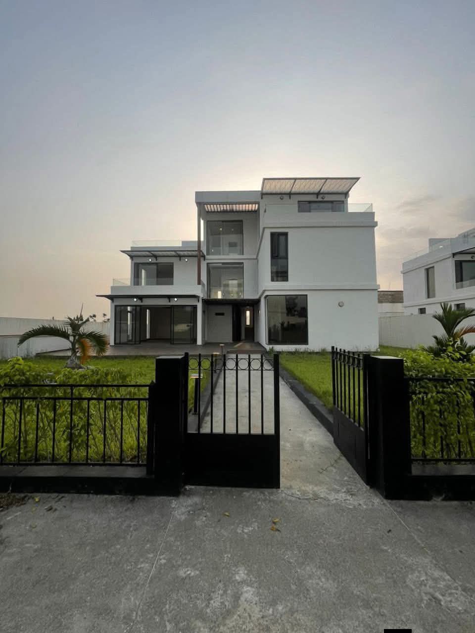 VILLA TRIPLEX 6 PIÈCES À LOUER