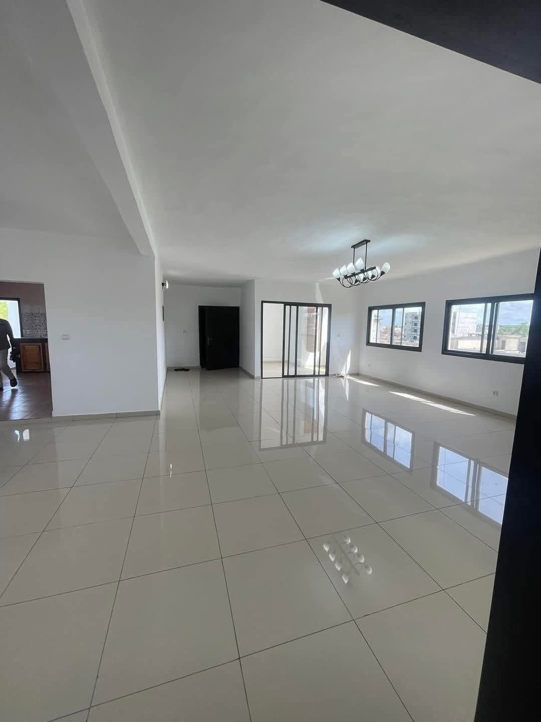 BEL APPARTEMENT DE (4) PIÈCES HAUT STANDING À  LEU