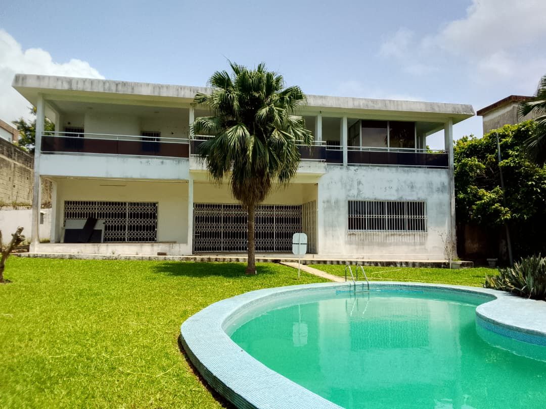 SUPERBE VILLA DUPLEX DE 11 PIÈCES EN LOCATION