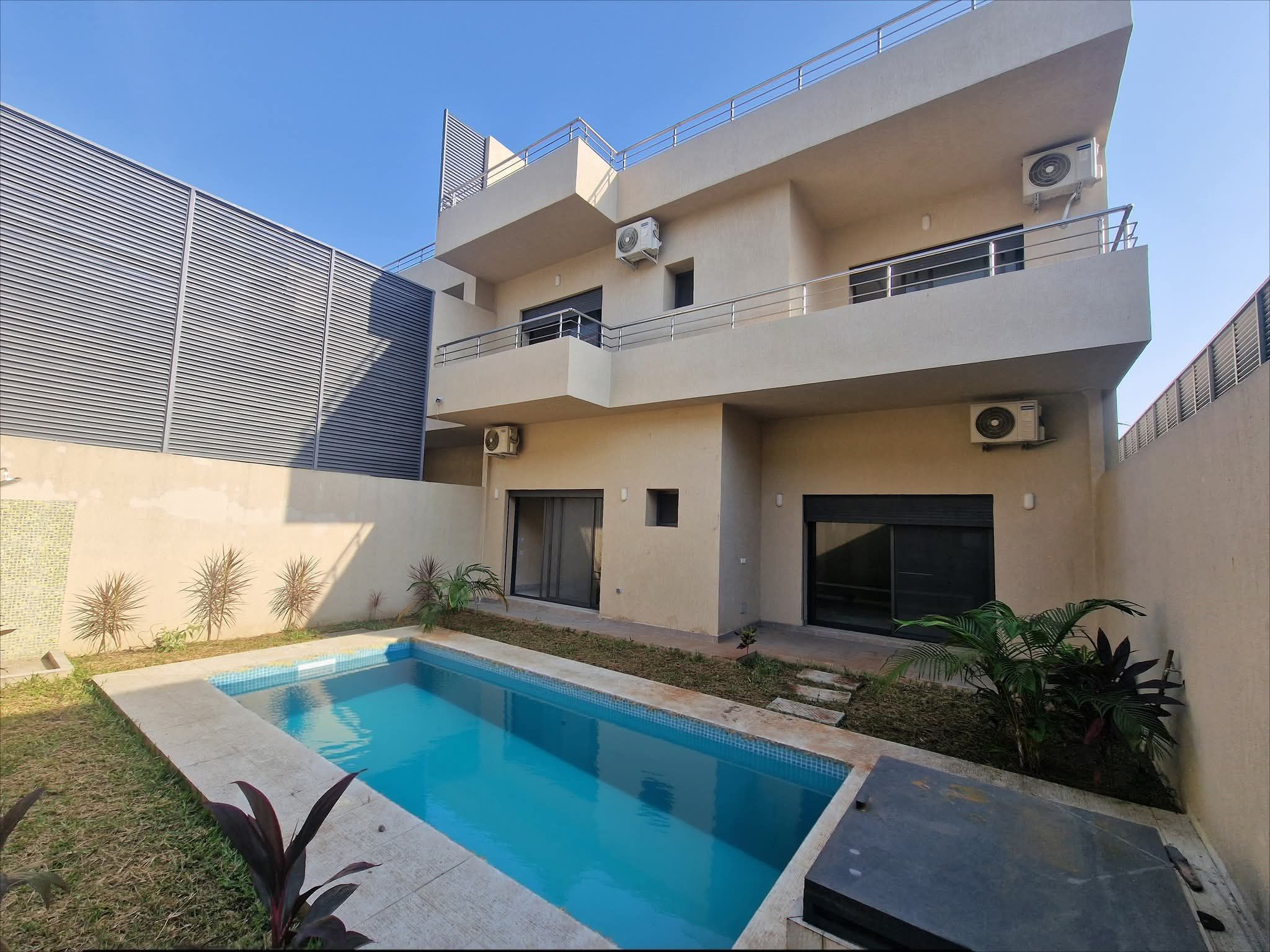 VILLA DUPLEX DE 6 PIÈCES À LOUER