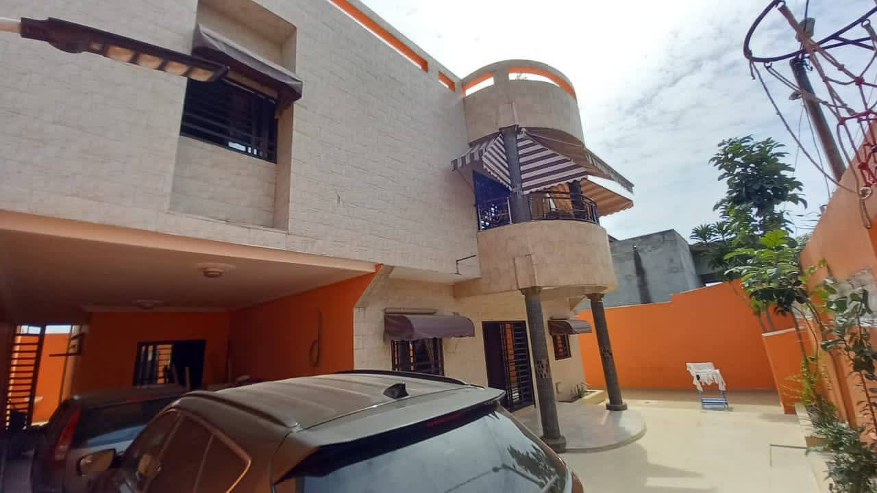 VILLA TRIPLEX 10 PIÈCES EN VENTE