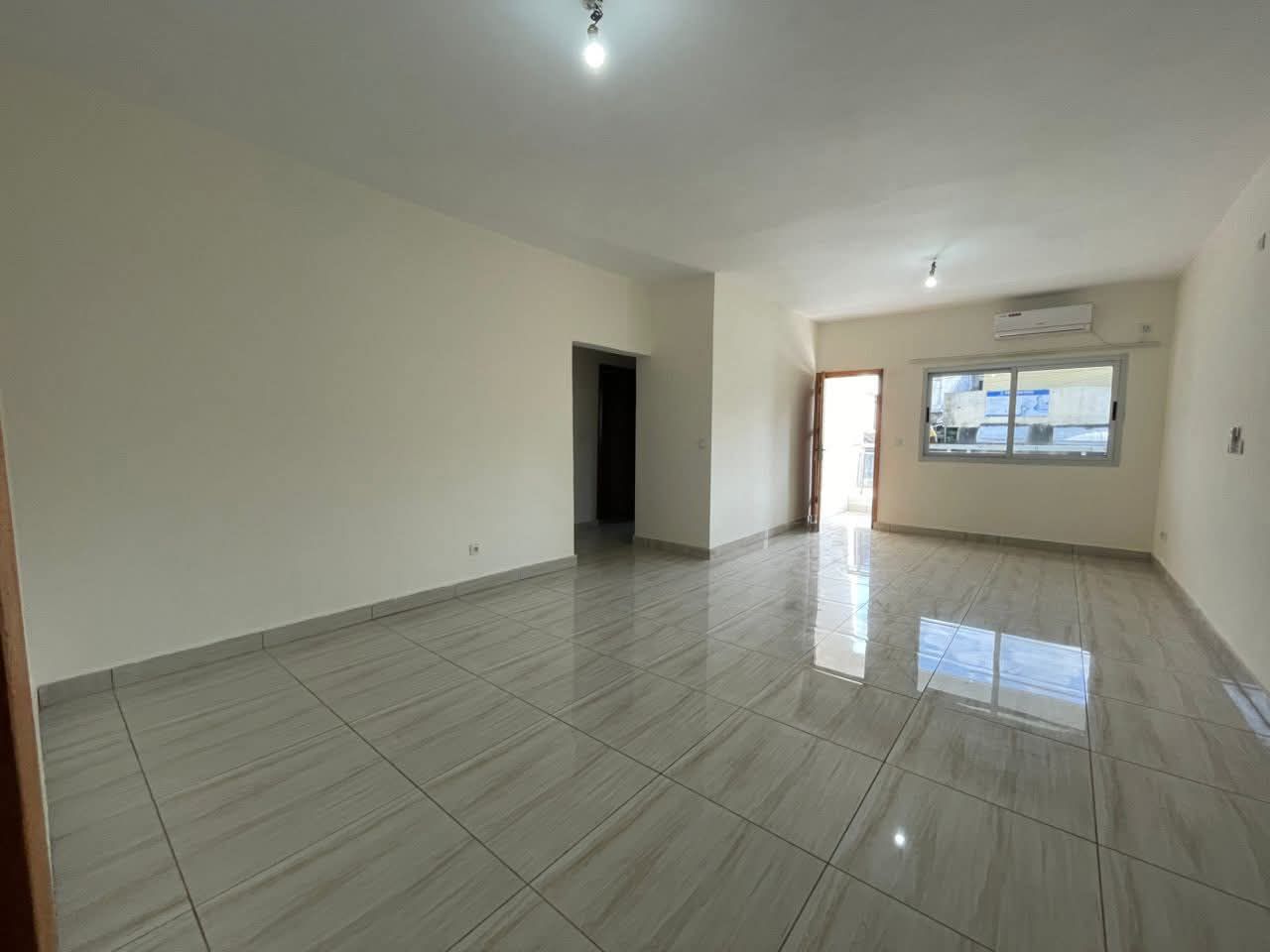 UN APPARTEMENT 5 PIÈCES À LOUER