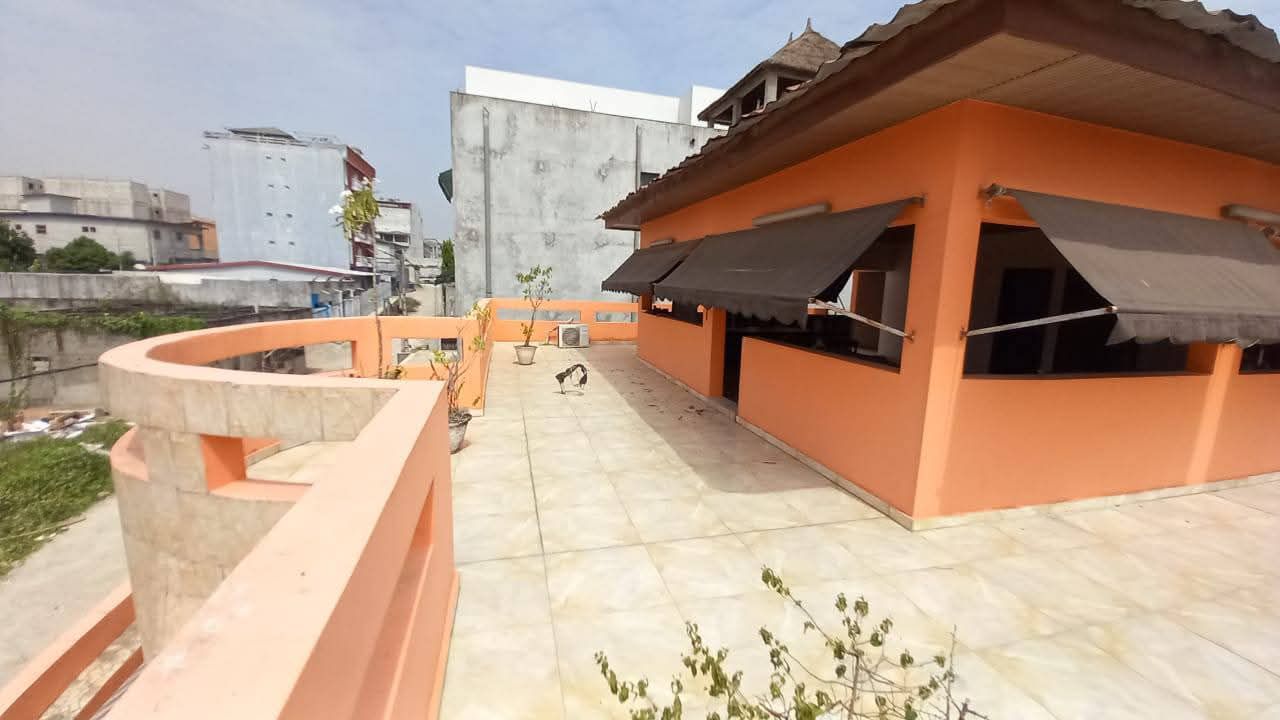 VILLA TRIPLEX 9 PIÈCES EN VENTE