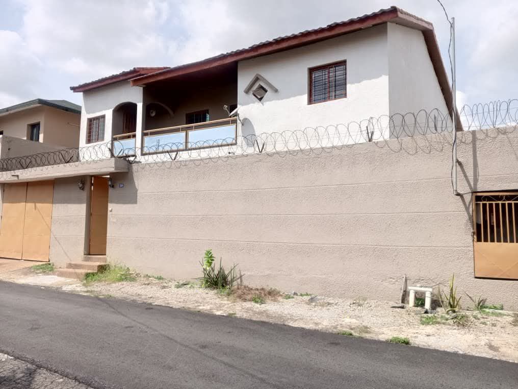 Duplex 6 pièces avec une dépendance