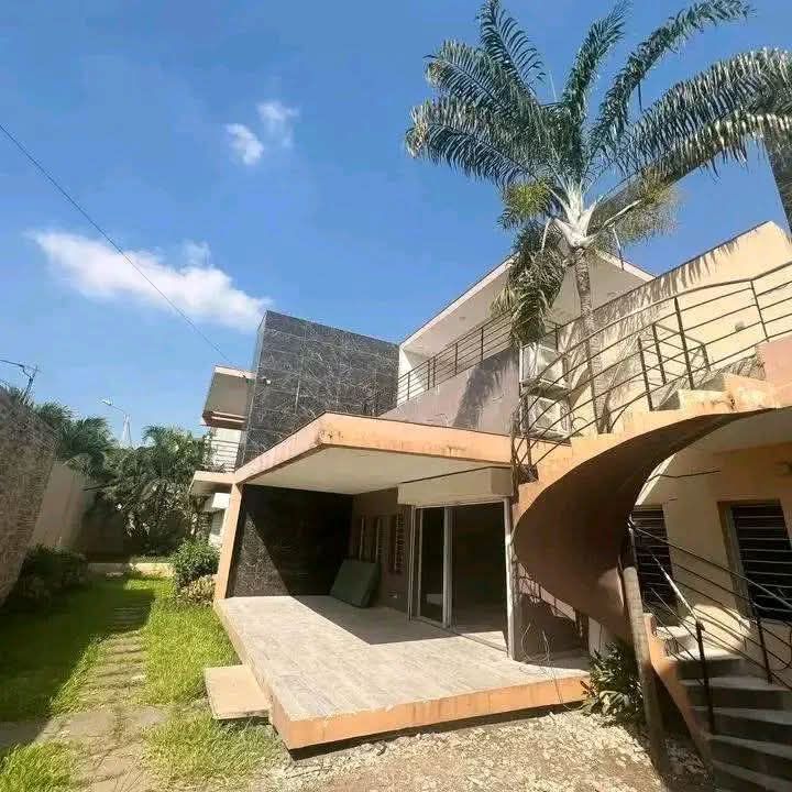 VILLA TRIPLEX 8 PIECES EN LOCATION