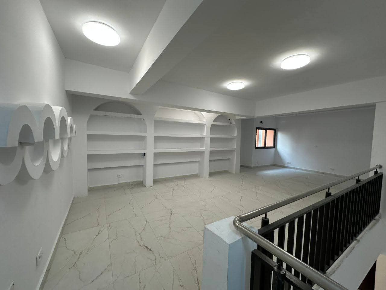 GRAND MAGASIN EN LOCATION