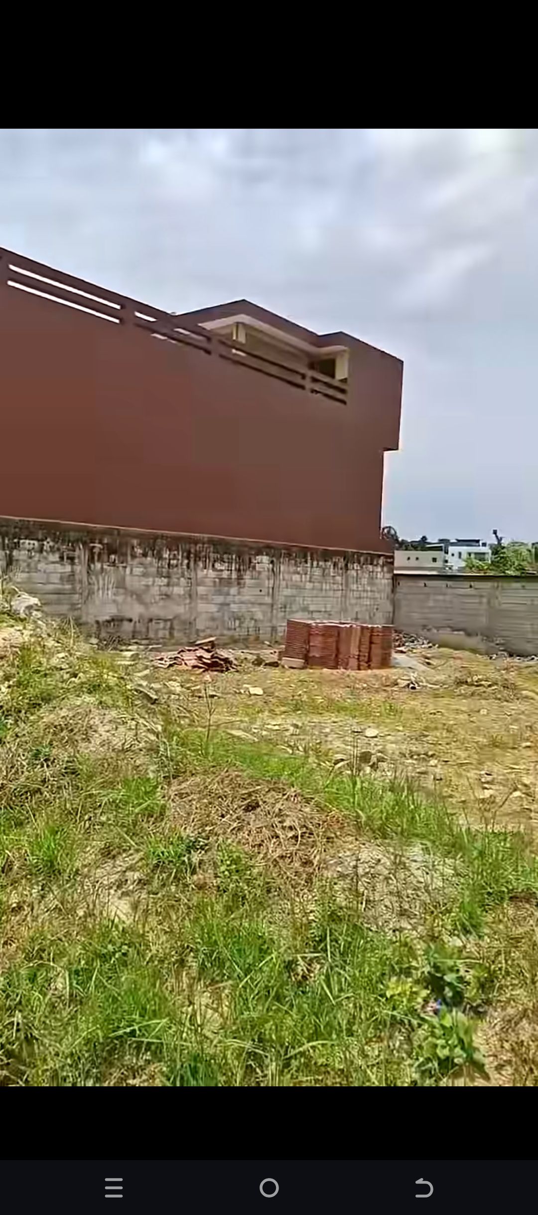 UN TERRAIN DE 400 m² À VENDRE