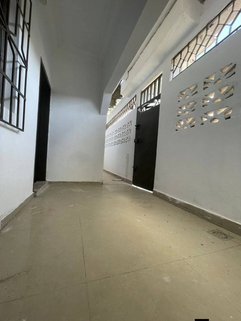 Bel appartement 3 pièces au rez-de-chaussée sous de villa basse