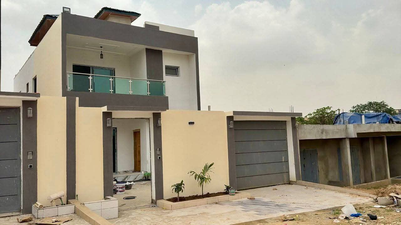 Villa triplex 7 pièces neuve avec CMPF de 240m2