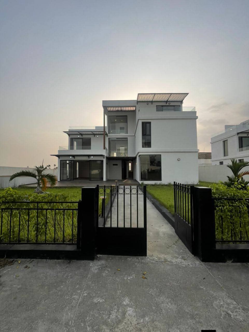 Belle villa triplex jamais habitée