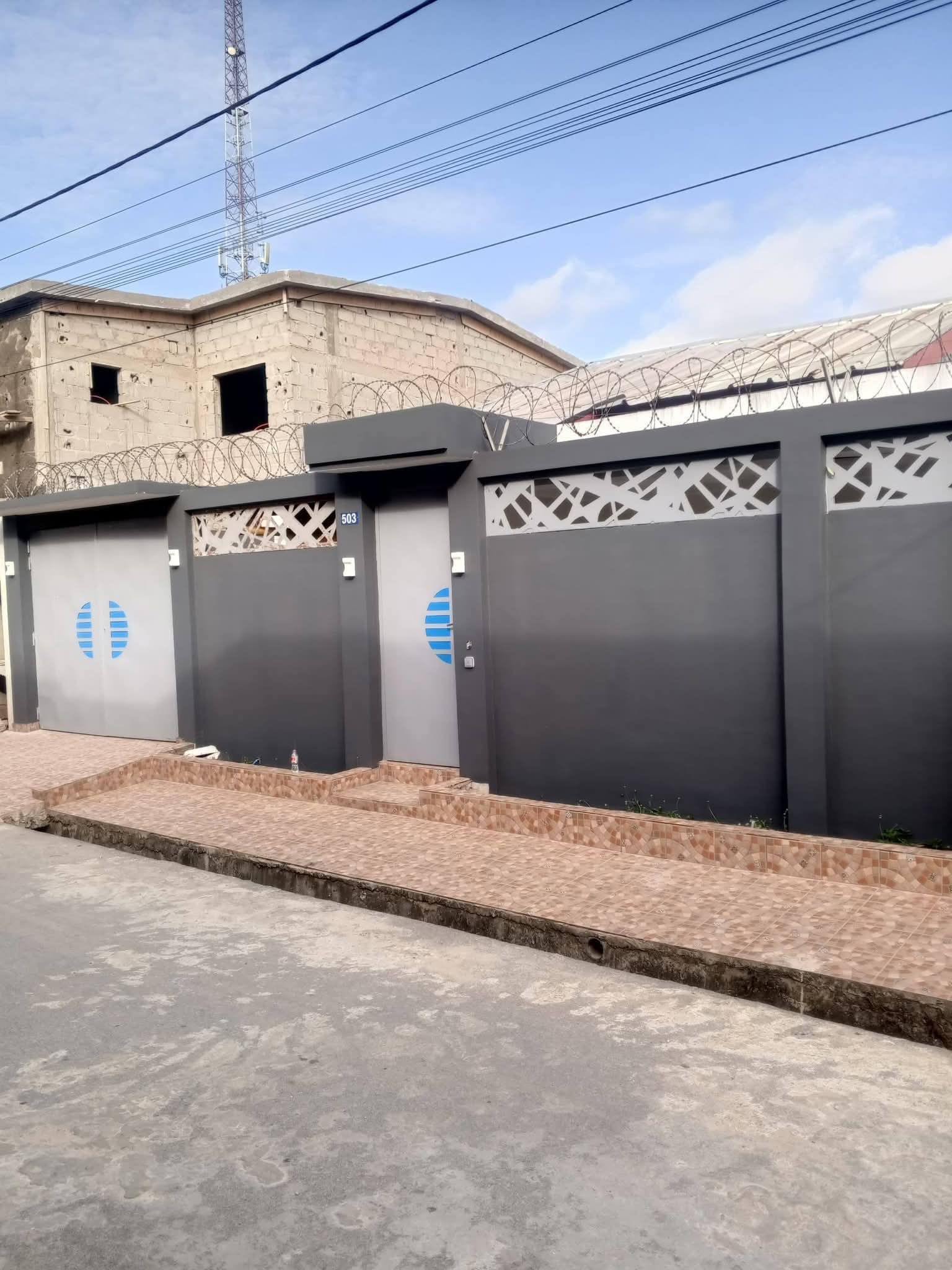Chic villa basse 4 pièces avec 2 dépendances