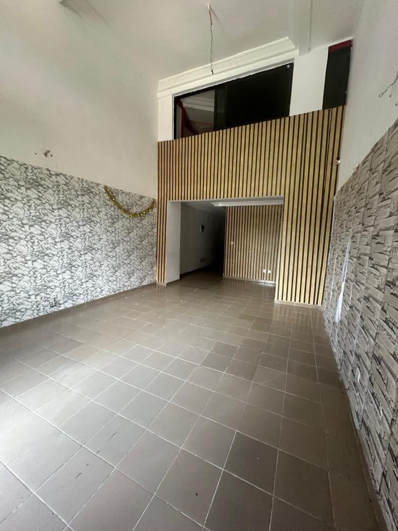 Beau Magasin en mezzanine