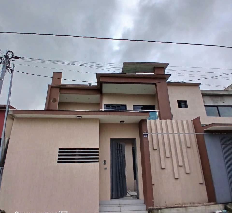 Splendide triplex 10 pièces nouvelle construction