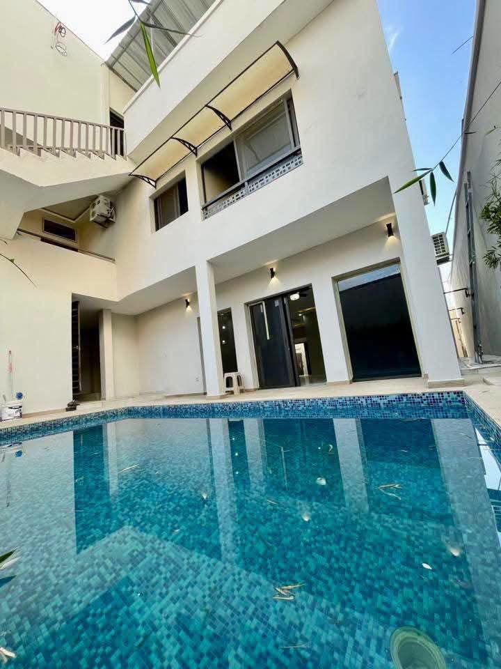 Belle villa triplex 8 pièces haut standing