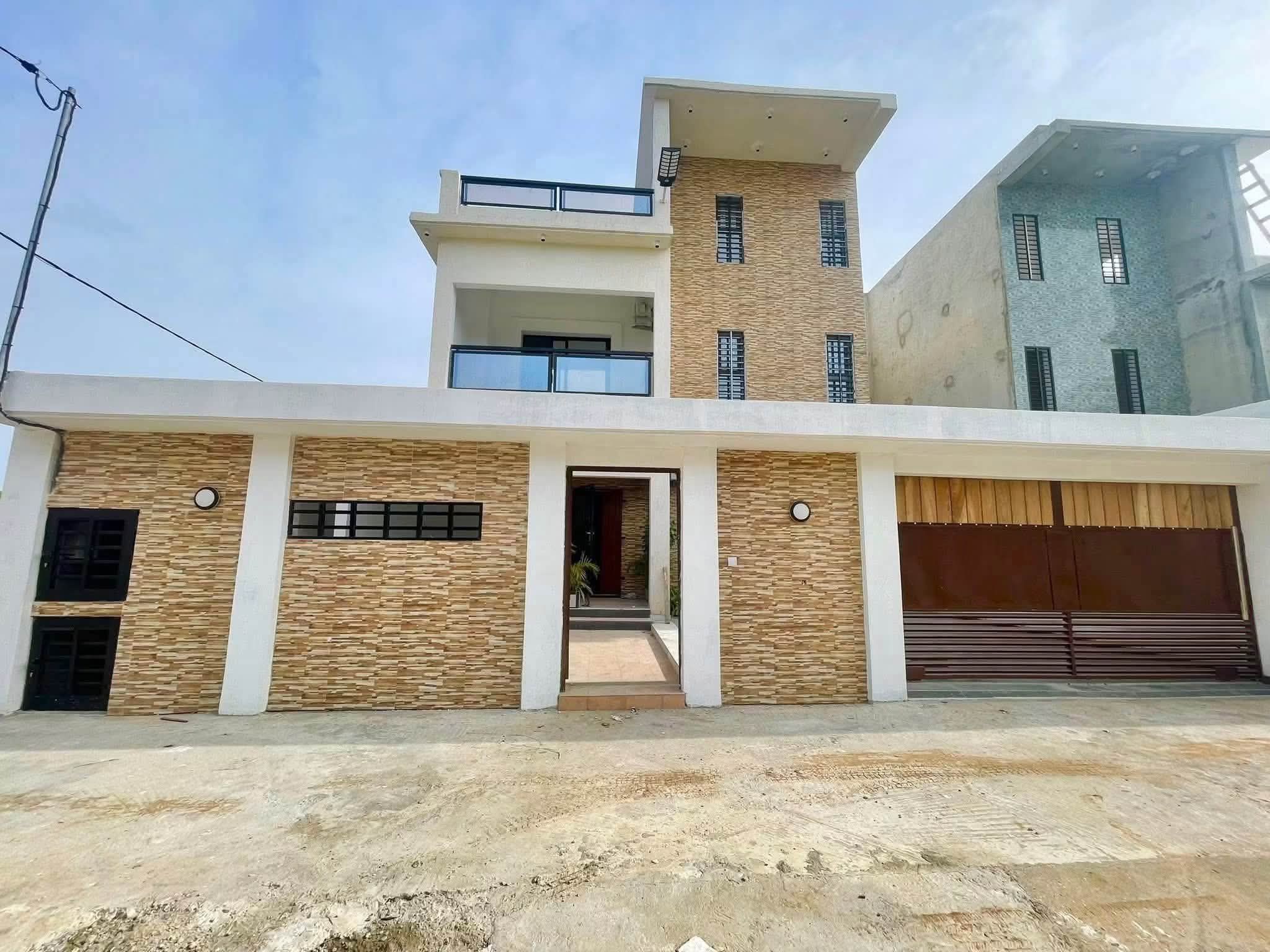 Splendide triplex 7 pièces jamais habitées avec ACD