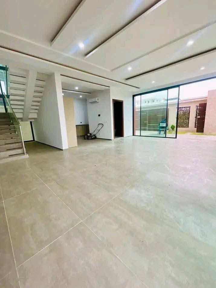 Belle et spacieuse villa triplex 6 pièces jamais habitée