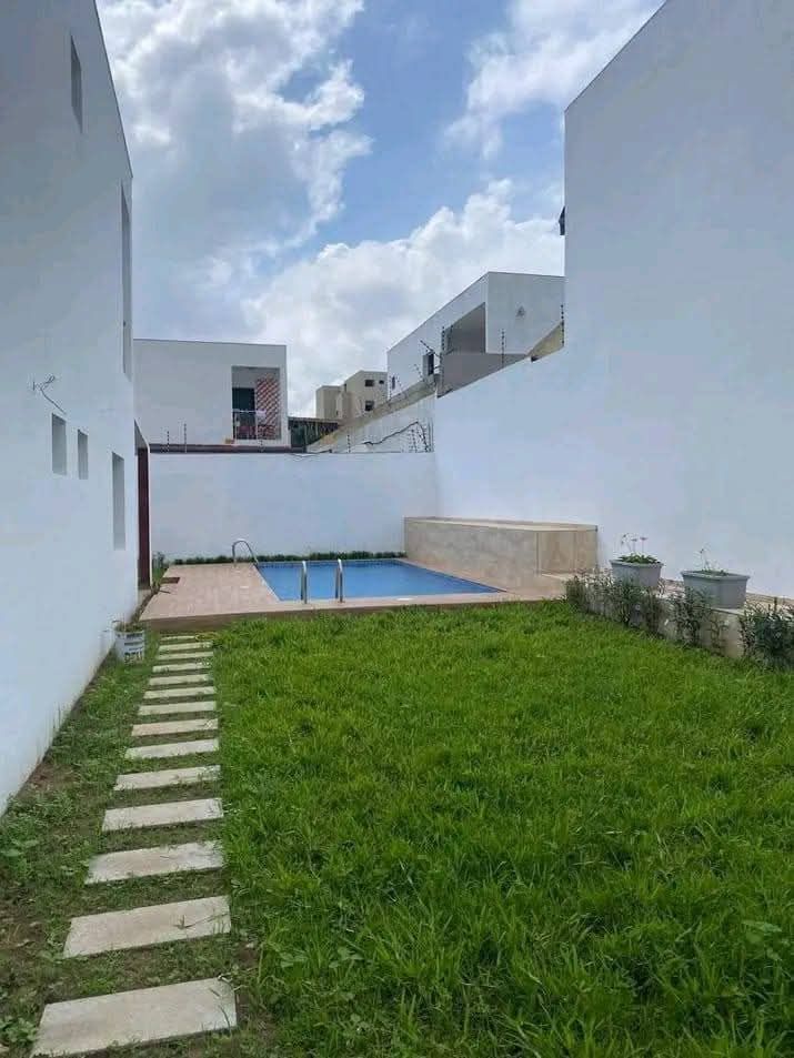Villa duplex 6 pièces bon standing