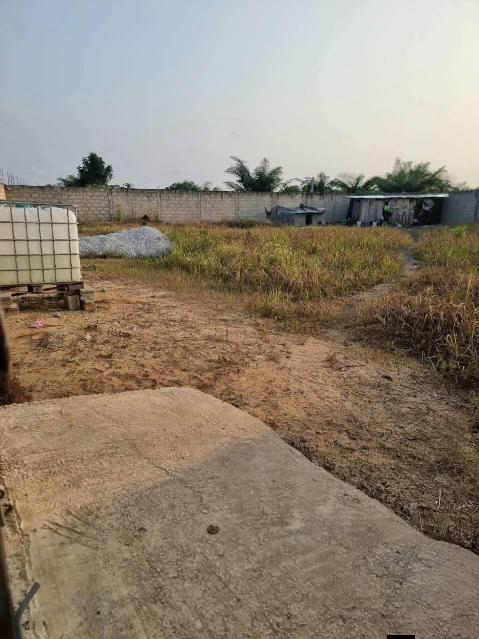 Chic terrain de 835 M2 avec ACD