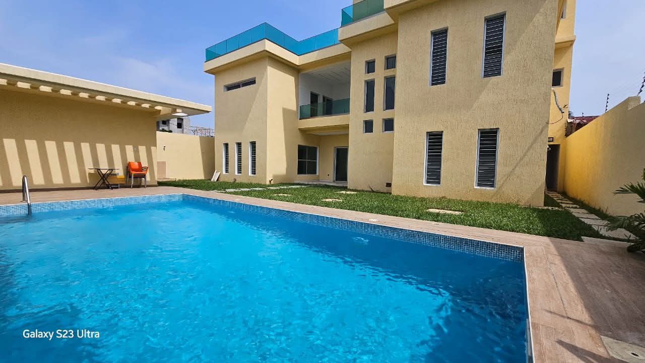 Villa triplex neuve de 10 pièces avec CMPF