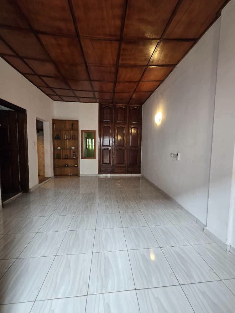 Grand studio au rez-de-chaussée